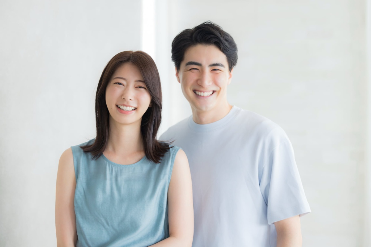 自分に合った矯正歯科を見つけて満足している笑顔の男女