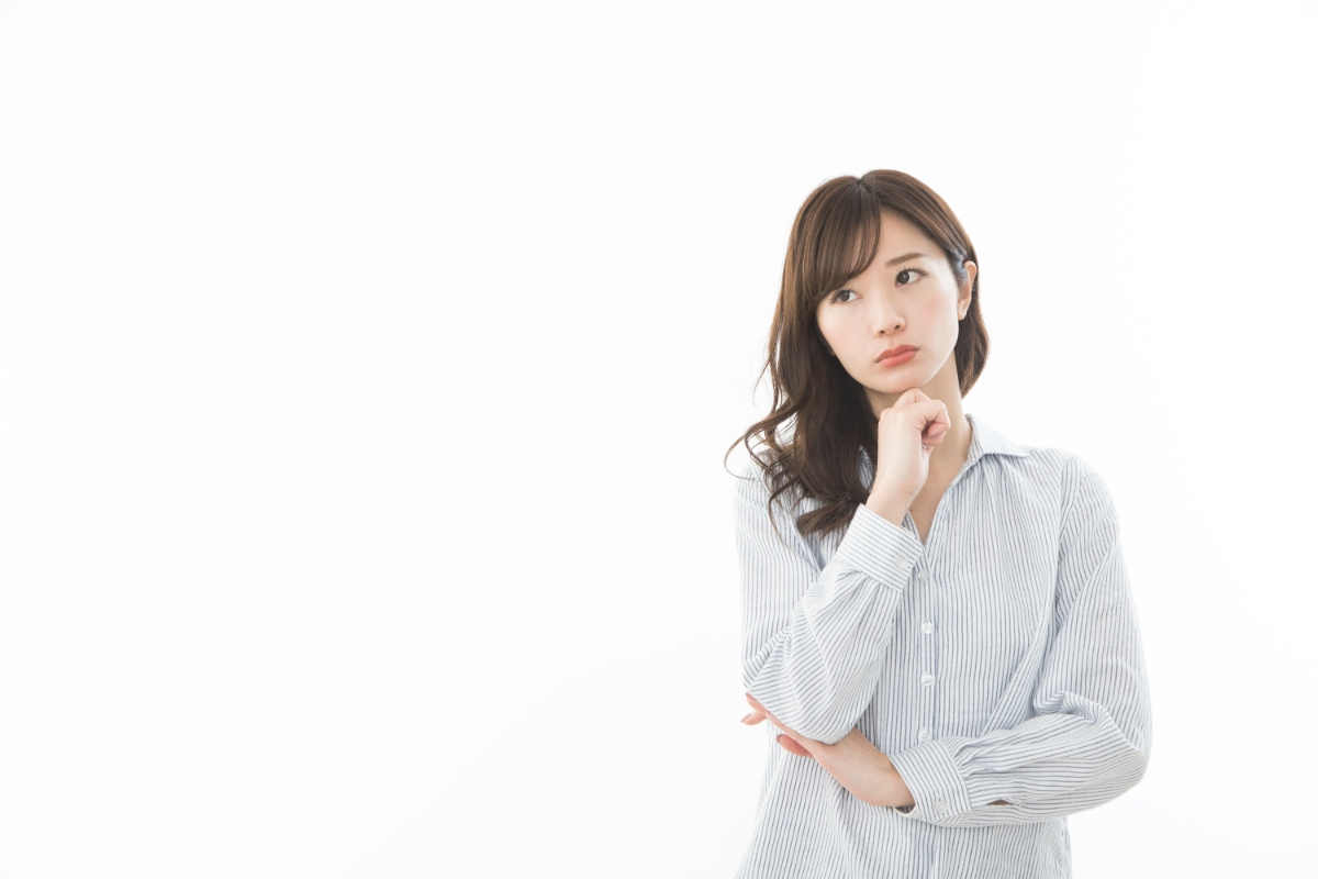 虫歯を放置するとどうなるのかを考えている女性